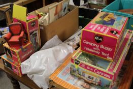 A COLLECTION OF BOXED AND LOOSE SINDY DOLL FURNITURE AND ACCESSORIES TO INCLUDE SINDYS CARAVAN,