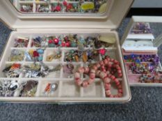 A COLLECTION OF ASSORTED VINTAGE AND MODERN EARRINGS TO INCLUDE SILVER EXAMPLES ETC TOGETHER WITH