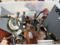 A TRAY OF ASSORTED METALWARE AND COLLECTABLES TO INCLUDE A RETRO KITSCH BAROMETER, BINOCULARS ETC