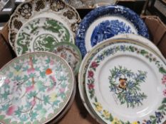 A TRAY OF ASSORTED ANTIQUE AND 20TH CENTURY DECORATIVE PLATES TO INC A MEISSEN TYPE PLATE WITH