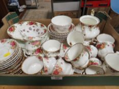A TRAY OF ASSORTED CHINA TO INCLUDE ROYAL ALBERT OLD COUNTRY ROSES TEAWARE AND OTHER CHINA ETC