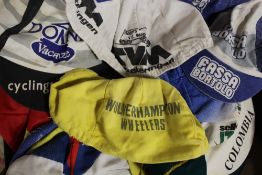 A TRAY OF ASSORTED COLLECTABLES COMPRISING AN ORIENTAL DOLL, ACTION FIGURES AND A COLLECTION OF