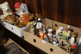 A TRAY OF COLLECTABLES TO BESWICK & CARLTONWARE PENGUIN FIGURES, PEG DOLLS ETC TOGETHER WITH A BOX