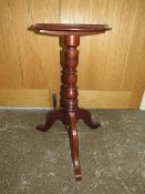 AN EARLY 20TH CENTURY OAK PEDESTAL TABLE