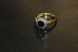 A HALLMARKED 18CT GOLD SAPPHIRE AND DIAMOND CLUSTER DRESS RING, APPROX 4.4 G, RING SIZE O-P