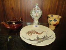 A SELECTION OF CERAMICS TO INC AN UNUSUAL SAND EFFECT LIZARD PLATE, POTTERY VASE (4)