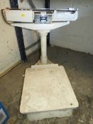 A SET OF VINTAGE AVERY TYPE 3304 SHOP SCALES