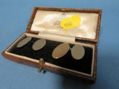 A CASED SET OF GENTS 9CT GOLD CUFFLINKS