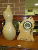 A LARGE WOODEN MANTEL CLOCK H-40 CM WITH AN UNUSUAL DOUBLE GOURD VASE (2)