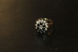 A HALLMARKED 9CT GOLD SAPPHIRE AND DIAMOND CLUSTER RING, APPROX 4.3 G, RING SIZE P1/2
