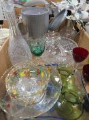 A TRAY OF ASSORTED GLASSWARE TO INCLUDE RETRO AND CUT GLASS EXAMPLES, A CAITHNESS VASE ETC