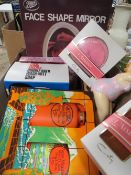 A TRAY OF VINTAGE RETRO PERFUME GIFT SETS ETC TOGETHER WITH A BOX OF VINTAGE GAMES ETC (2)