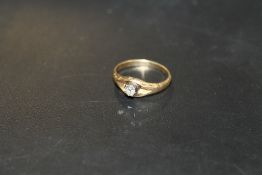 AN UNMARKED YELLOW METAL AND SOLITAIRE DIAMOND RING, APPROX 2. G, RING SIZE K-L