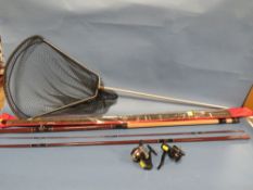 A SHAKESPEARE OMNI FISHING ROD & REEL TOGETHER WITH ANOTHER FISHING ROD AND REEL PLUS A LANDING NET
