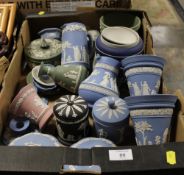 A TRAY OF ASSORTED JASPERWARE IN VARIOUS COLOURWAYS (APPROX 20)