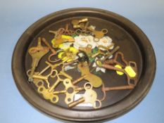 A TRAY OF ASSORTED VINTAGE CLOCK KEYS