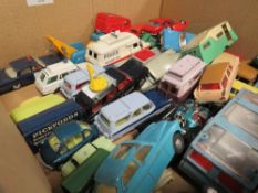 A TRAY OF VINTAGE DINKY, CORGI, SPOT AND LESNEY DIE CAST AND OTHER VEHICLES