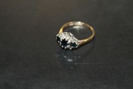 A HALLMARKED 9CT GOLD SAPPHIRE AND DIAMOND CLUSTER RING, APPROX 3 G, RING SIZE O