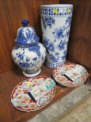 A LARGE BLUE AND WHITE STICK STAND TOGETHER WITH A LARGE BLUE AND WHITE TEMPLE JAR WITH COVER AND