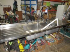 A LARGE FREESTANDING COMMERCIAL STAINLESS STEEL SINK WITH FOUR TAPS AND CENTRAL FAUCET W-238 CM