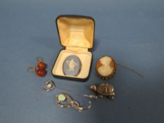 A COLLECTION OF VINTAGE COSTUME JEWELLERY TO INCLUDE A CAMEO BROOCH AND WEDGWOOD PENDANT