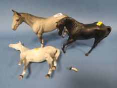 A BESWICK GREY STANDING HORSE TOGETHER WITH A ROYAL DOULTON BLACK BEAUTY AND A BESWICK GREY HORSE