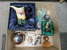 A TRAY OF ASSORTED COLLECTABLES TO INCLUDE AN OLD TUPTONWARE JUG, TRINKET BOXES, DECORATIVE GLASS