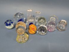 A COLLECTION OF FOURTEEN ASSORTED GLASS PAPERWEIGHTS TO INCLUDE A CAITHNESS EXAMPLE