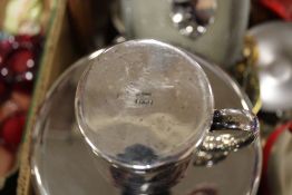 A TRAY OF ASSORTED GLASSWARE AND CERAMICS TO INCLUDE CRANBERRY GLASS, SZEILER DOG ETC