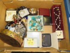 A TRAY OF ASSORTED COSTUME JEWELLERY TO INCLUDE BEADS. NECKLACES ETC