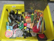 A TRAY ASSORTED FISHING REELS, FLOATS, TACKLE ETC