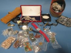 A TRAY OF ASSORTED COLLECTABLES, WATCHES, COSTUME JEWELLERY ETC