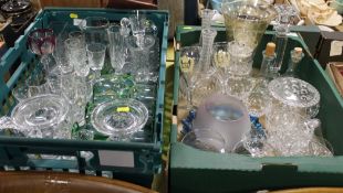TWO TRAYS OF ASSORTED MODERN AND VINTAGE GLASSWARE TO INC CUT GLASS ETC AND A SET OF SIX GREEN