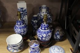 A SELECTION OF MODERN ORIENTAL STYLE BLUE AND WHITE CERAMICS TO INCLUDE TWO SMALL LIDDED GINGER