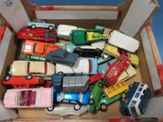 A TRAY OF VINTAGE DINKY, CORGI, SPOT AND LESNEY DIE CAST AND OTHER VEHICLES