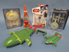 A TRAY OF THUNDERBIRDS, STAR TREK AND STAR WARS TOYS