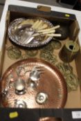 A TRAY OF ASSORTED METALWARE TO INCLUDE A HAMMERED EFFECT TRAY, HORSE BRASSES, WARMING PAN ETC