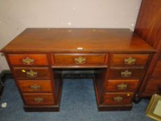 AN EDWARDIAN MAHOGANY TWIN PEDESTAL DESK W-122 CM