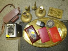 A GALLERY TRAY OF COLLECTABLES TO INCLUDE CANDLES, CHAMBER STICKS