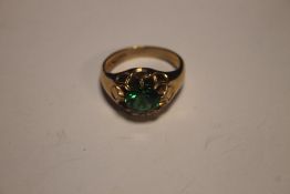 A 9CT GOLD RING SET WITH A GREEN STONE W 6 GR