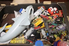A TRAY OF VINTAGE TOYS TO INCLUDE PLAYWORN VEHICLES, SOLDIERS ETC (TRAY NOT INCLUDED)