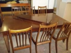A SOLID MAHOGANY EXTENDING DINING SET WITH 6 CHAIRS