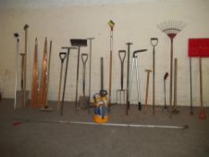 A SELECTION OF GARDEN TOOLS
