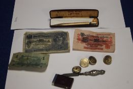 A BAG OF COLLECTABLES TO INCLUDE MILITARY TYPE BUTTONS, BANK NOTES ETC