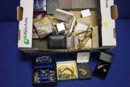 A TRAY OF ASSORTED COSTUME JEWELLREY