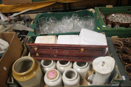 A TRAY OF GLASSWARE TOGETHER WITH A COLLECTION OF ANTIQUE JARS ETC (TRAY NOT INCLUDED)