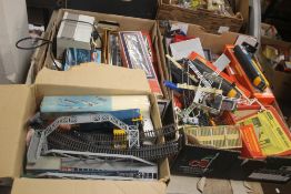 A COLLECTION OF HORNBY DUBLO TO INCLUDE ENGINES, TRACK ETC (TRAY NOT INCLUDED)