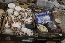 A TRAY OF ANTIQUE TEA WARE TOGETHER WITH A TRAY OF ORNAMENTS AND COLLECTABLES (TRAY NOT INCLUDED)
