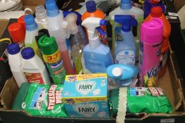 A TRAY OF HOUSEHOLD CLEANING PRODUCTS TO INCLUDE MR MUSCLE, FLASH, DOMESTOS ETC