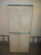 A KETTER TYPE PLASTIC GARDEN STORAGE CUPBOARD/SHED